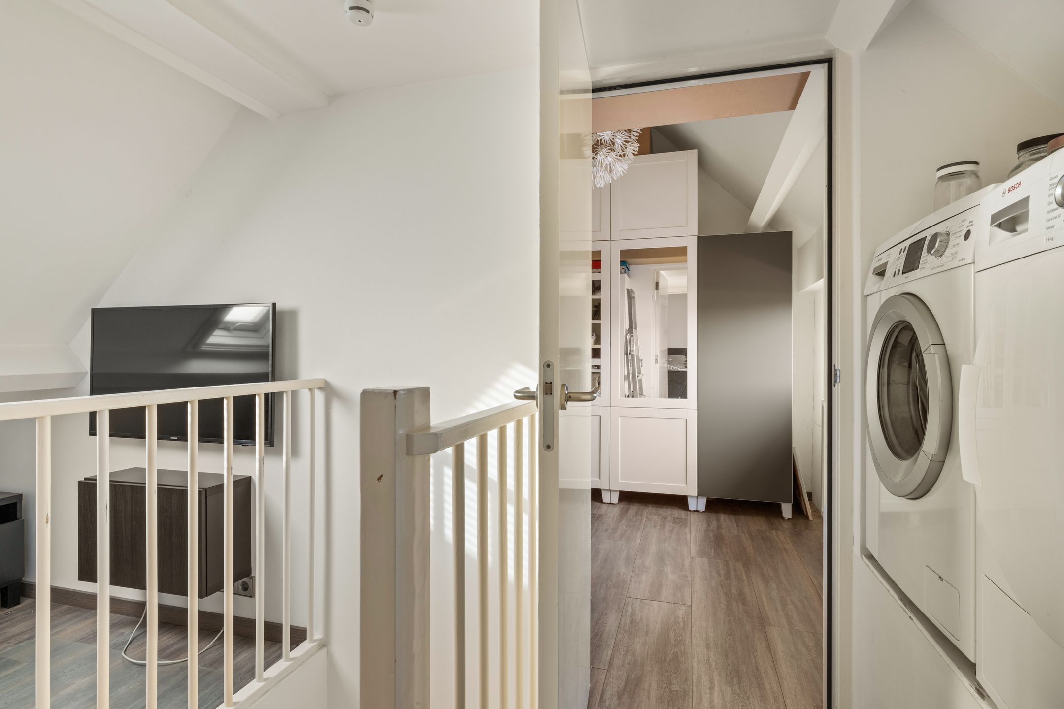 Spacious corner home with 5 bedrooms and extended kitchen on quiet square — 33