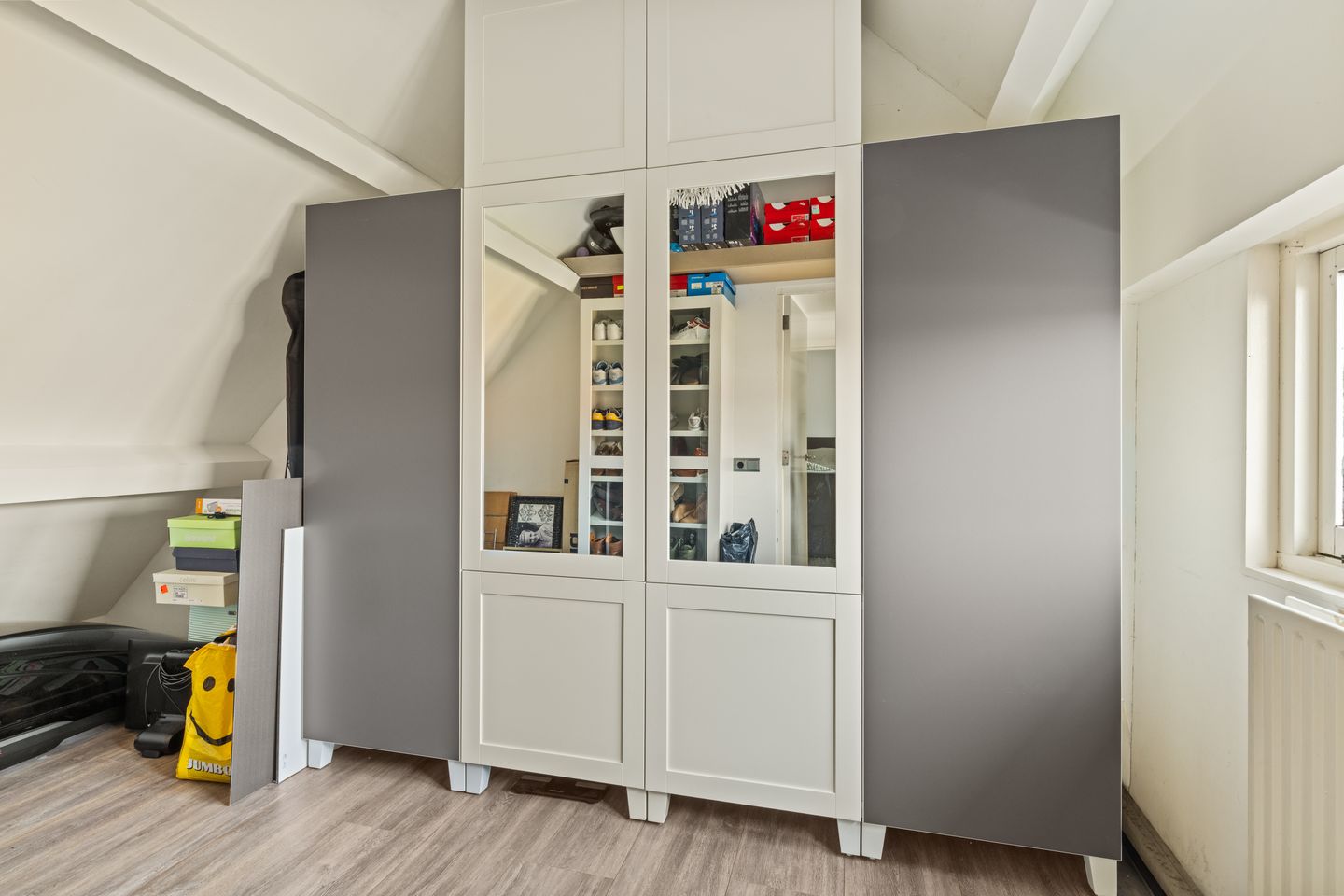 Spacious corner home with 5 bedrooms and extended kitchen on quiet square — 34