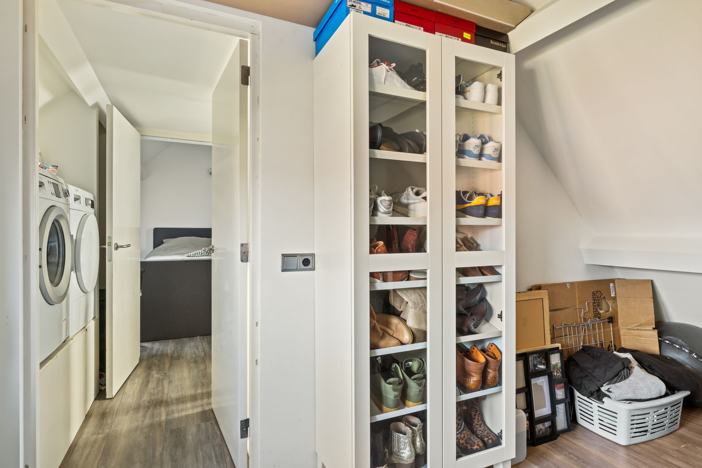 Spacious corner home with 5 bedrooms and extended kitchen on quiet square — 35
