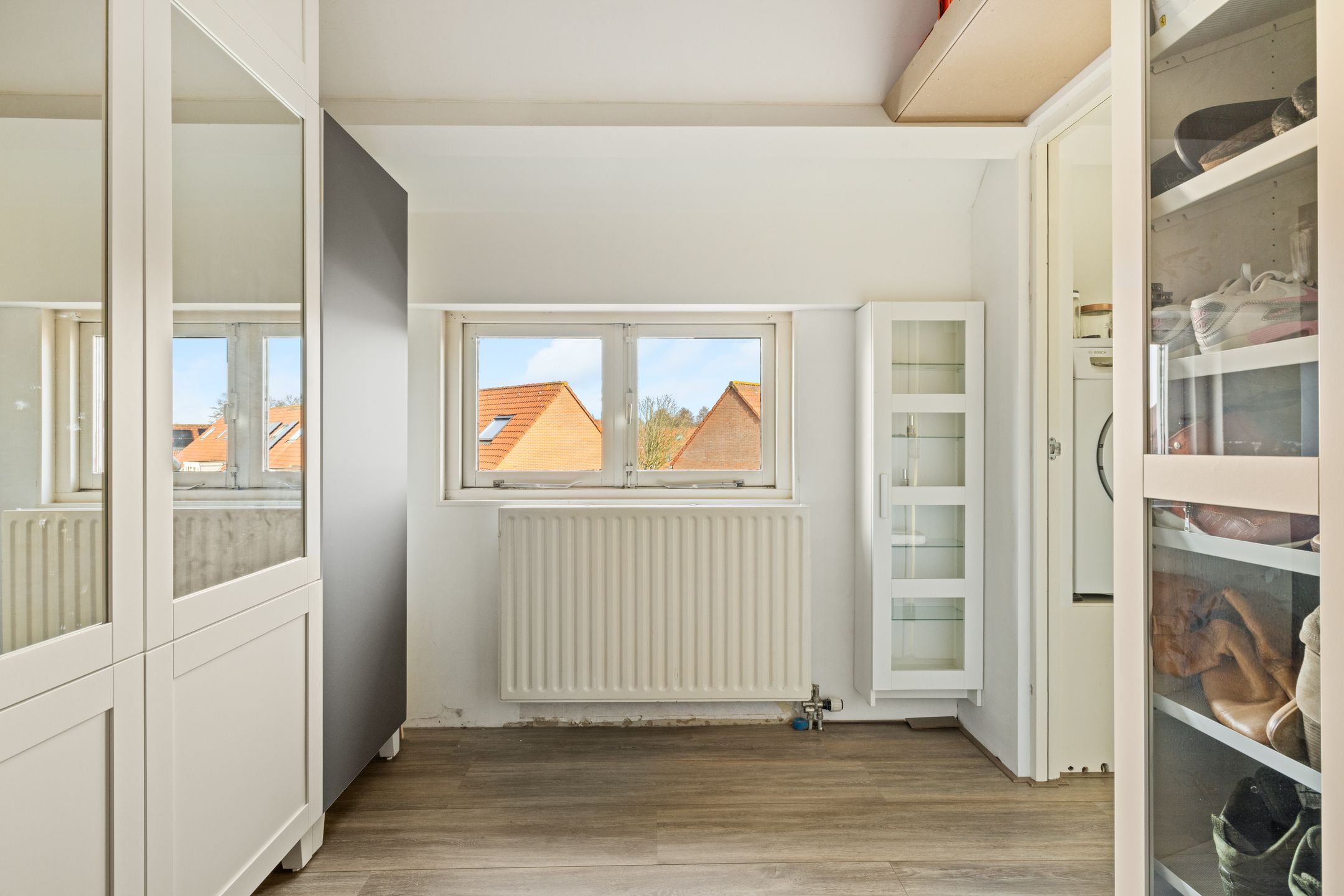 Spacious corner home with 5 bedrooms and extended kitchen on quiet square — 36