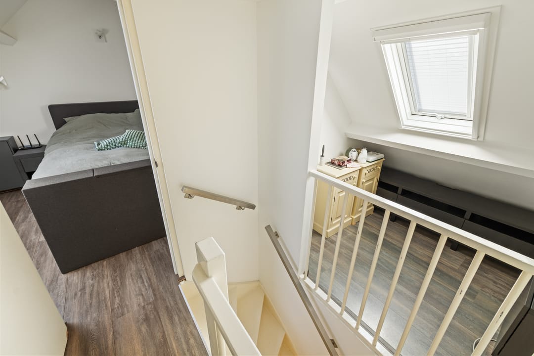 Spacious corner home with 5 bedrooms and extended kitchen on quiet square — 37