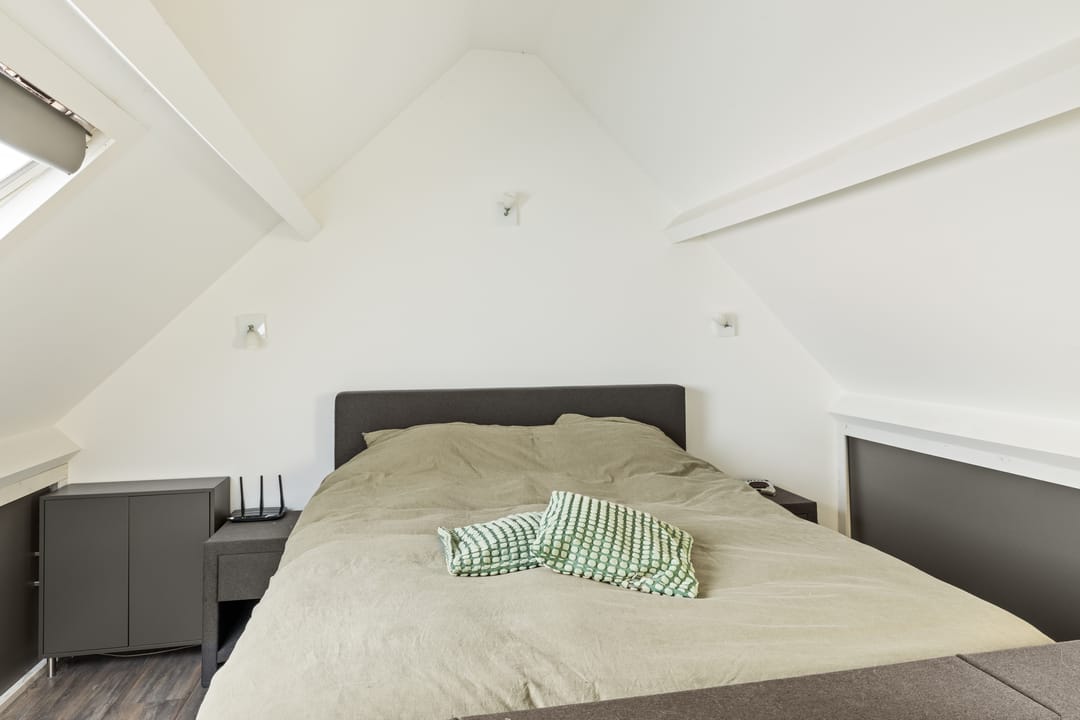 Spacious corner home with 5 bedrooms and extended kitchen on quiet square — 38