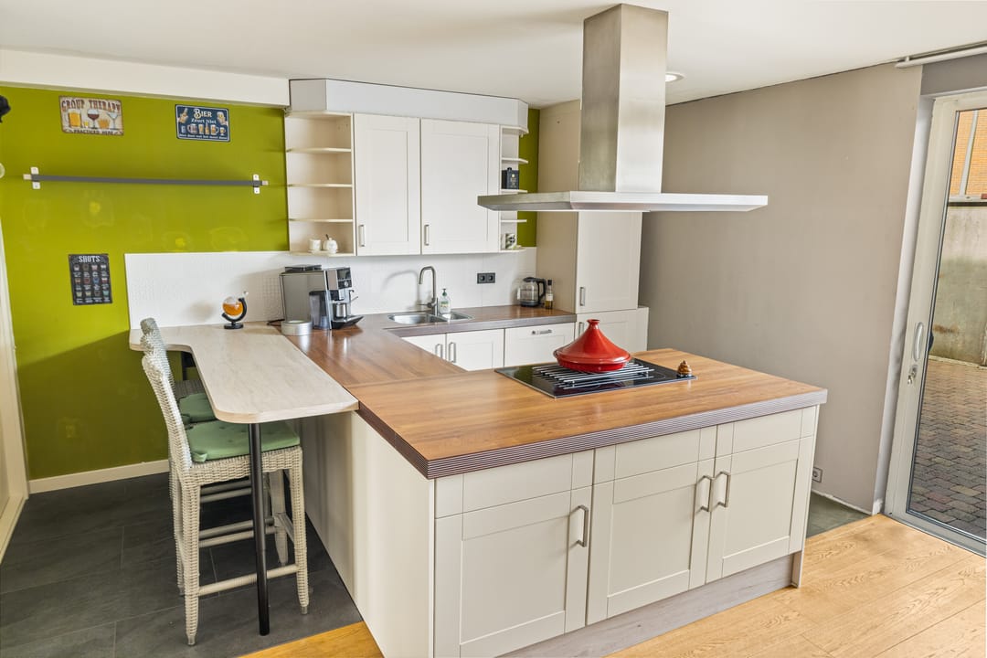 Spacious corner home with 5 bedrooms and extended kitchen on quiet square — 13
