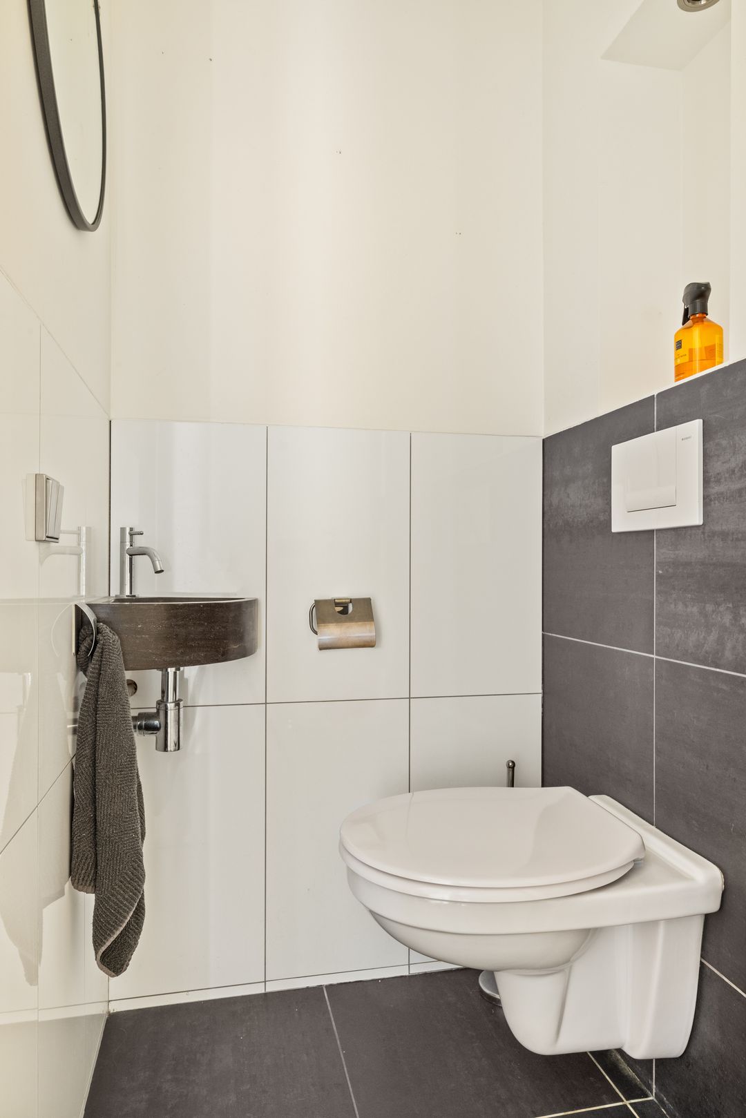 Spacious corner home with 5 bedrooms and extended kitchen on quiet square — 16