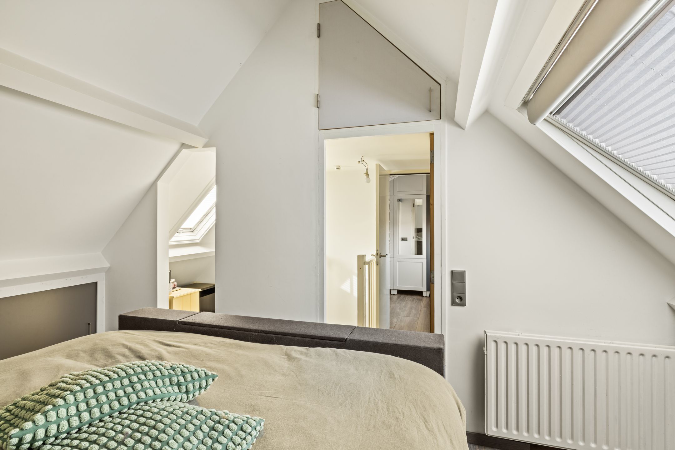 Spacious corner home with 5 bedrooms and extended kitchen on quiet square — 39