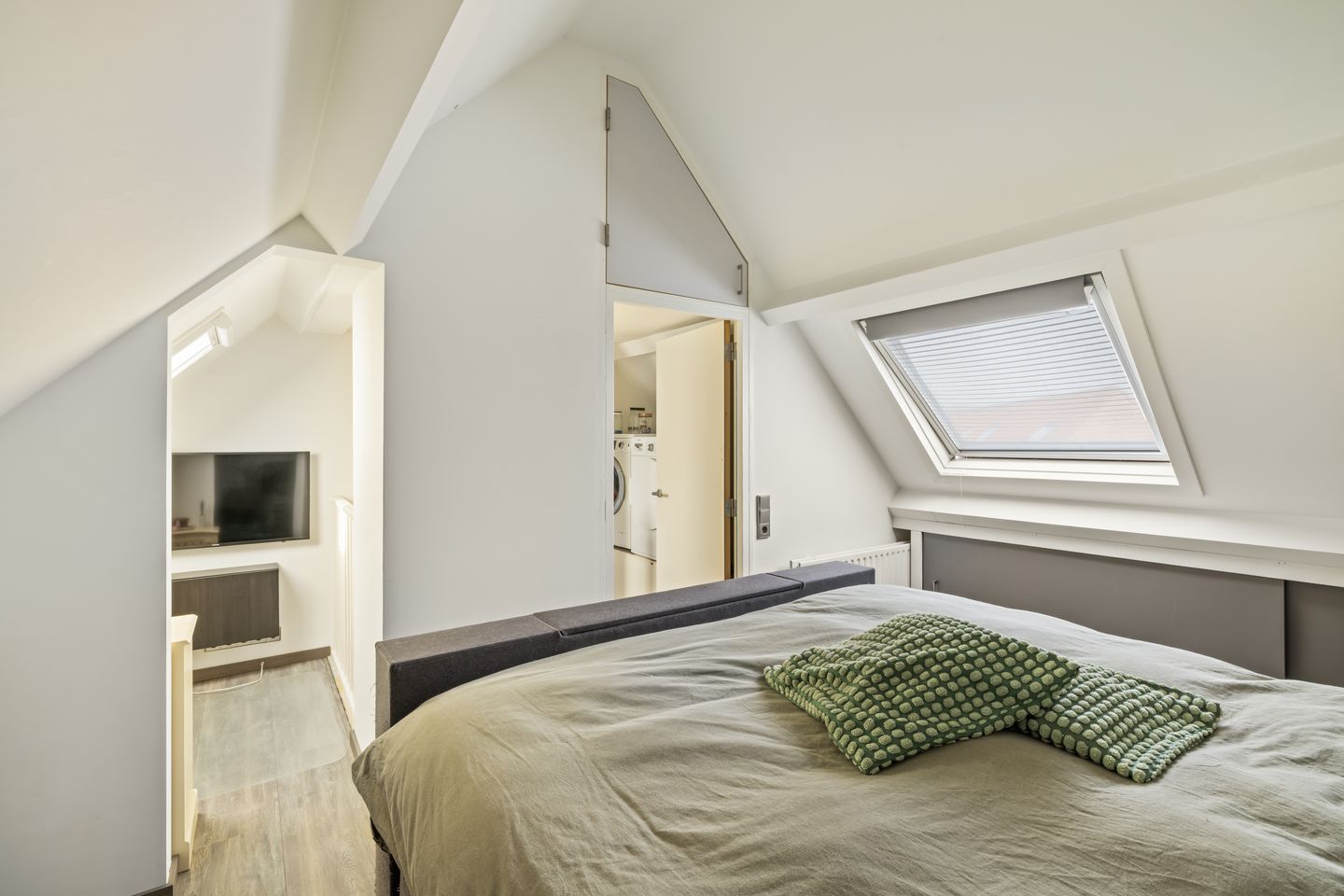 Spacious corner home with 5 bedrooms and extended kitchen on quiet square — 40
