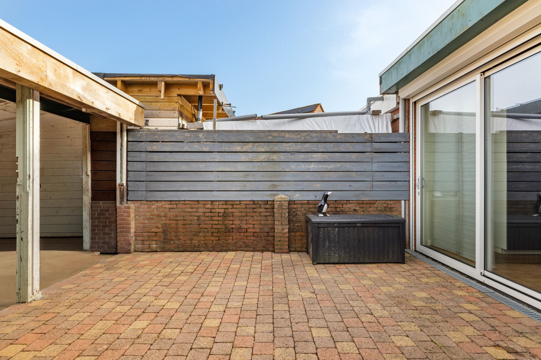Spacious corner home with 5 bedrooms and extended kitchen on quiet square — 42