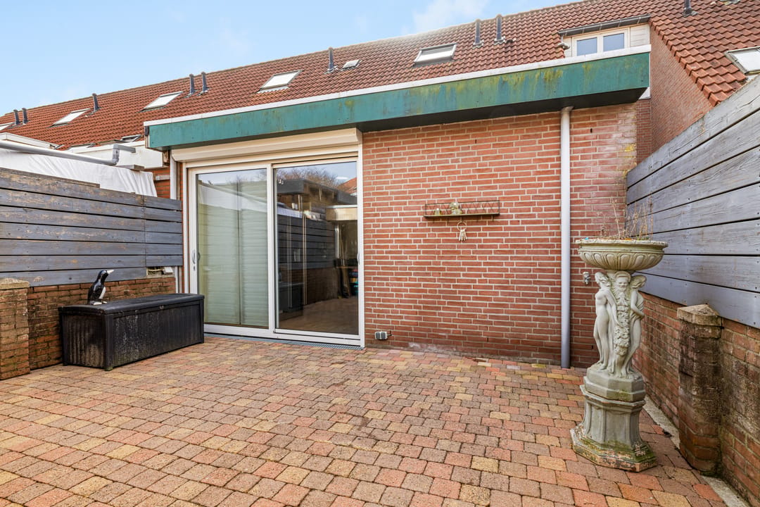 Spacious corner home with 5 bedrooms and extended kitchen on quiet square — 43