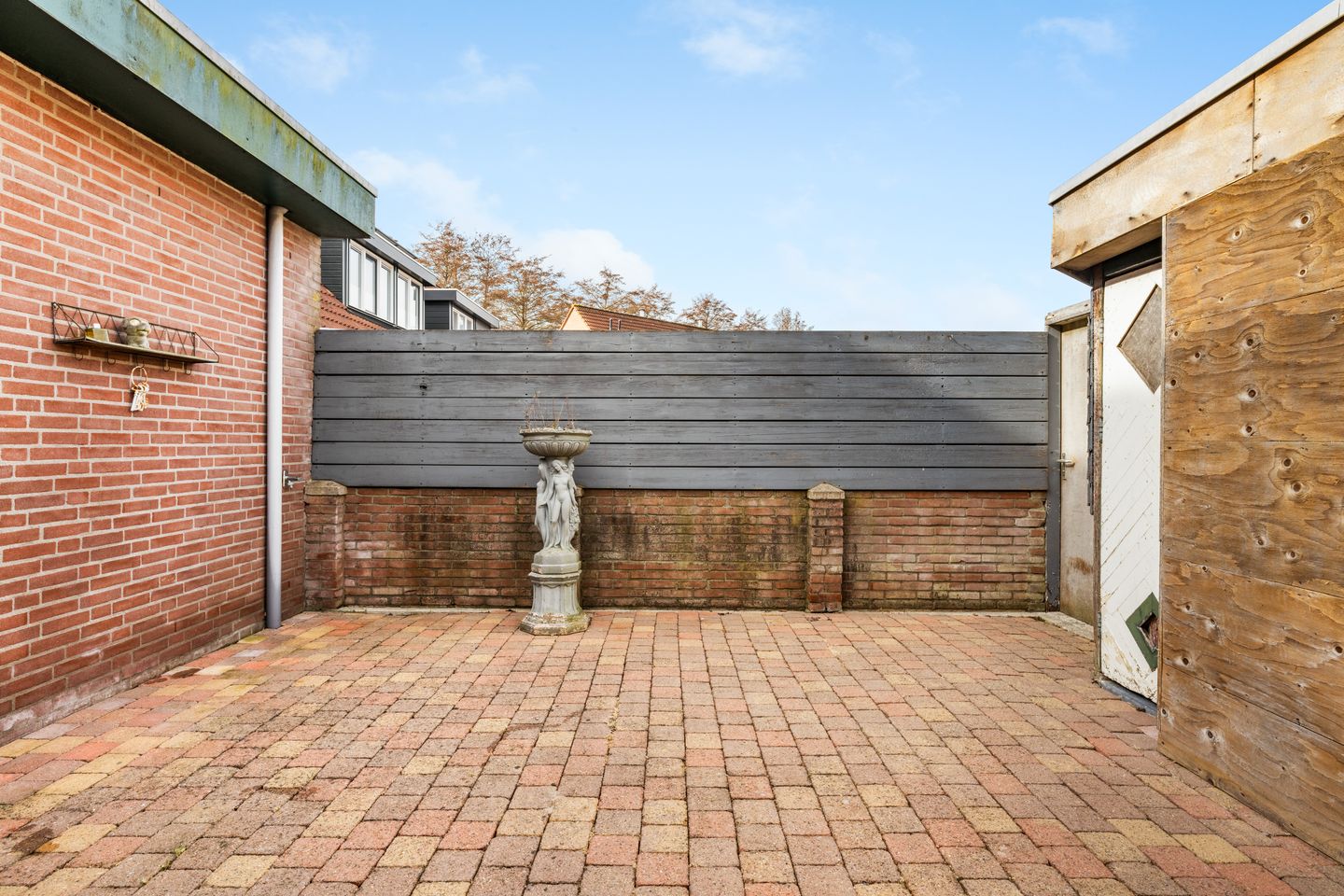 Spacious corner home with 5 bedrooms and extended kitchen on quiet square — 44