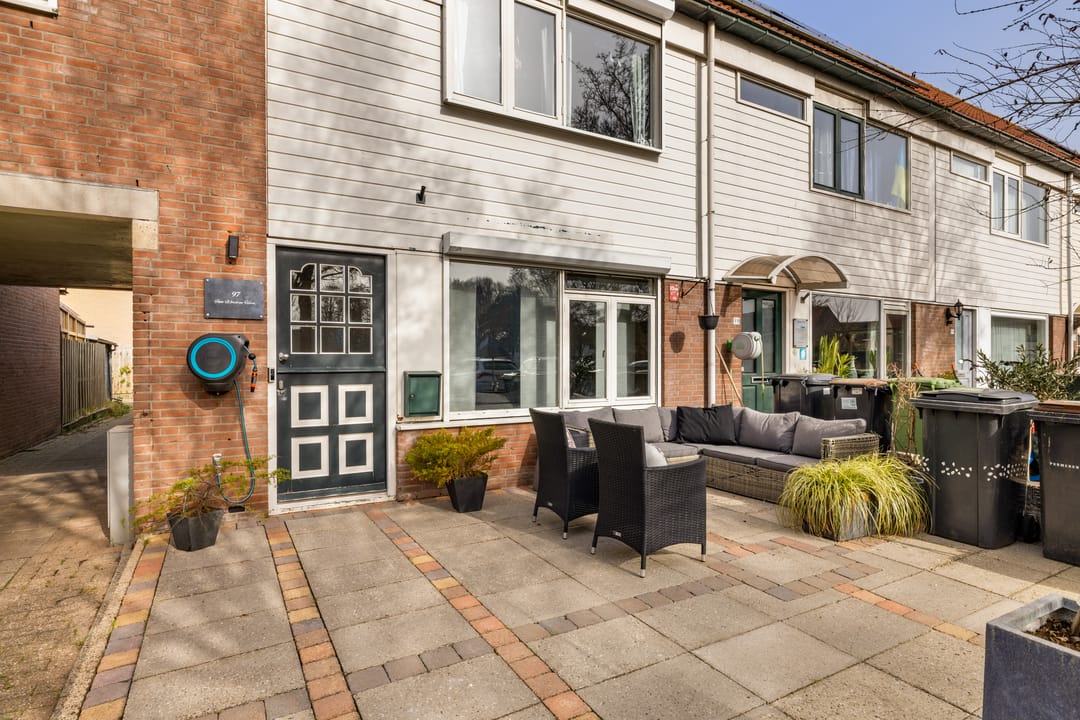 Spacious corner home with 5 bedrooms and extended kitchen on quiet square — 47