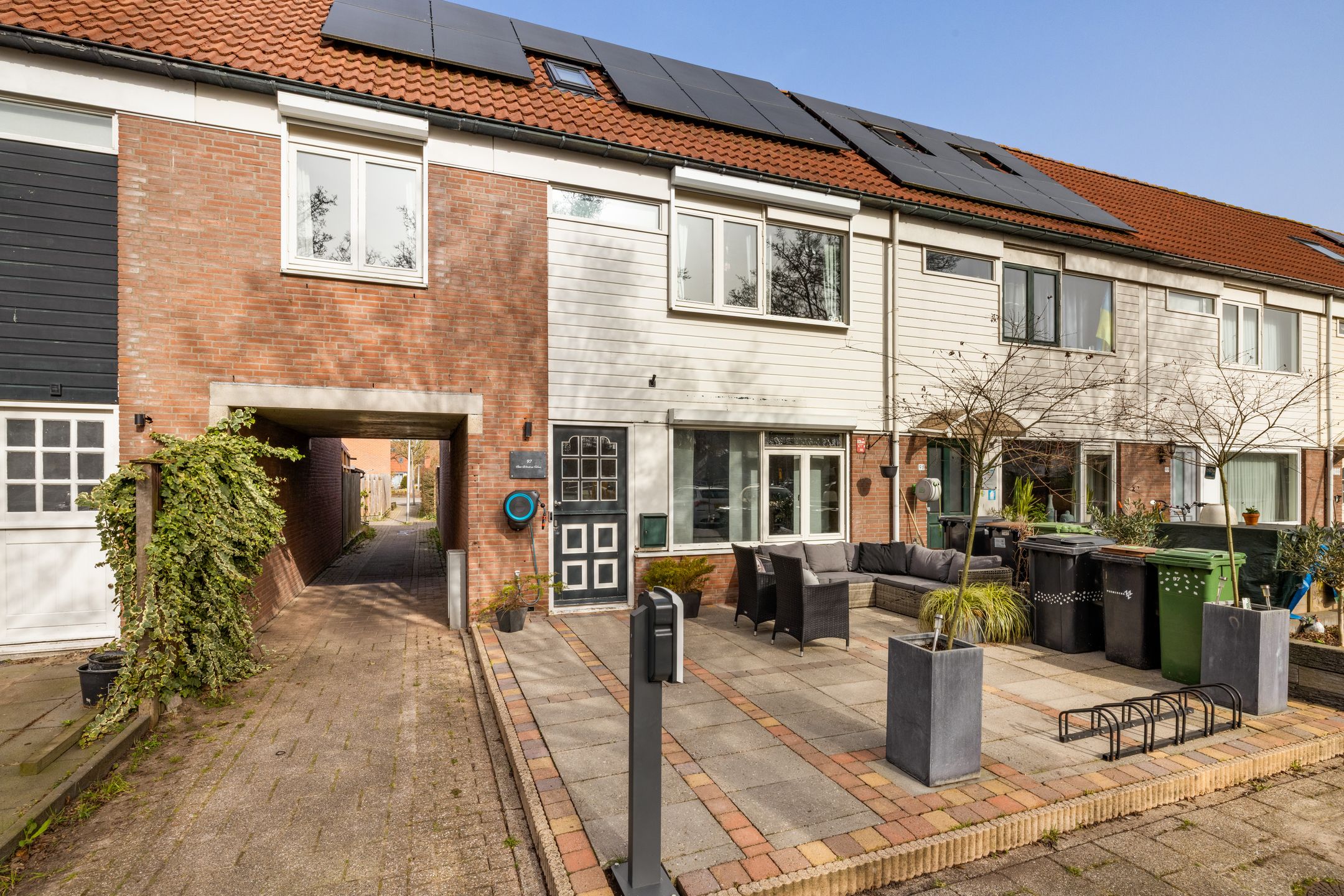 Spacious corner home with 5 bedrooms and extended kitchen on quiet square — 48