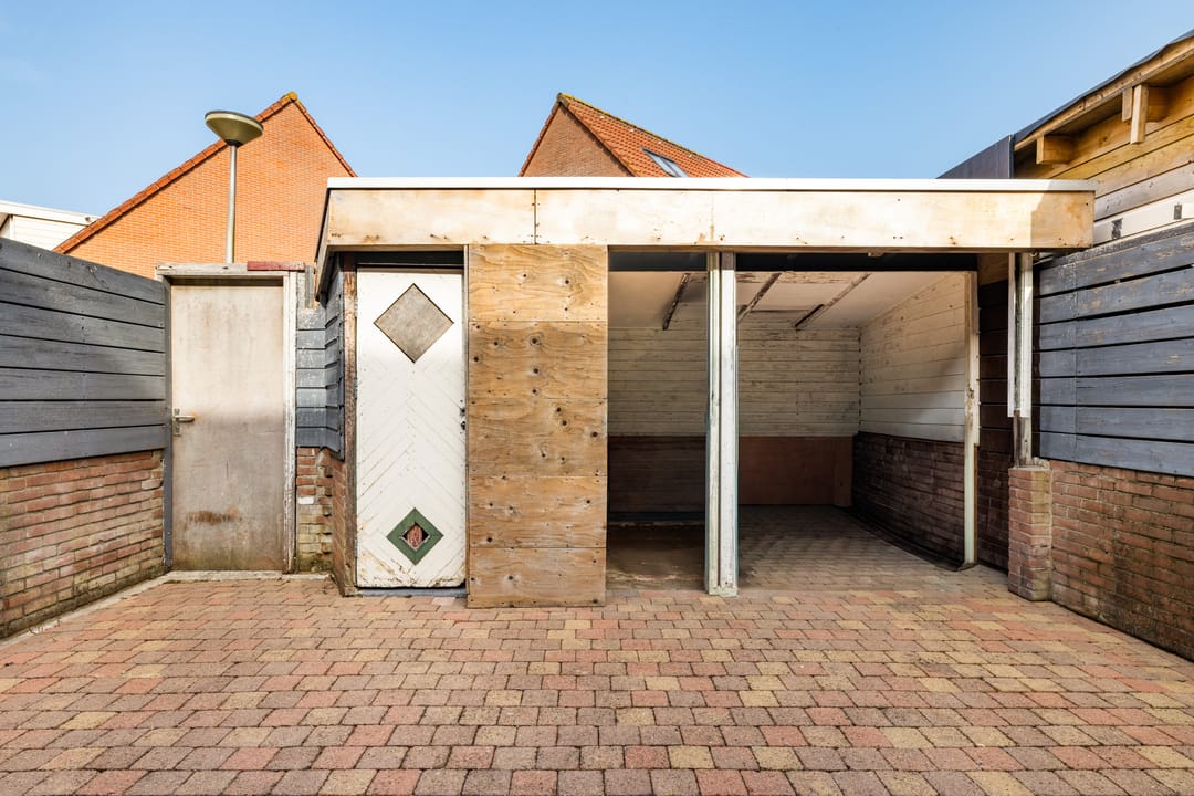 Spacious corner home with 5 bedrooms and extended kitchen on quiet square — 41