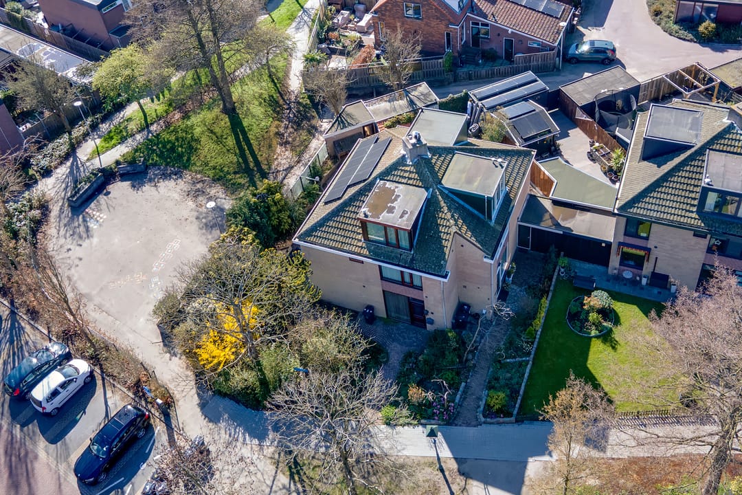 Spacious semi-detached house in a beautiful green environment — 69