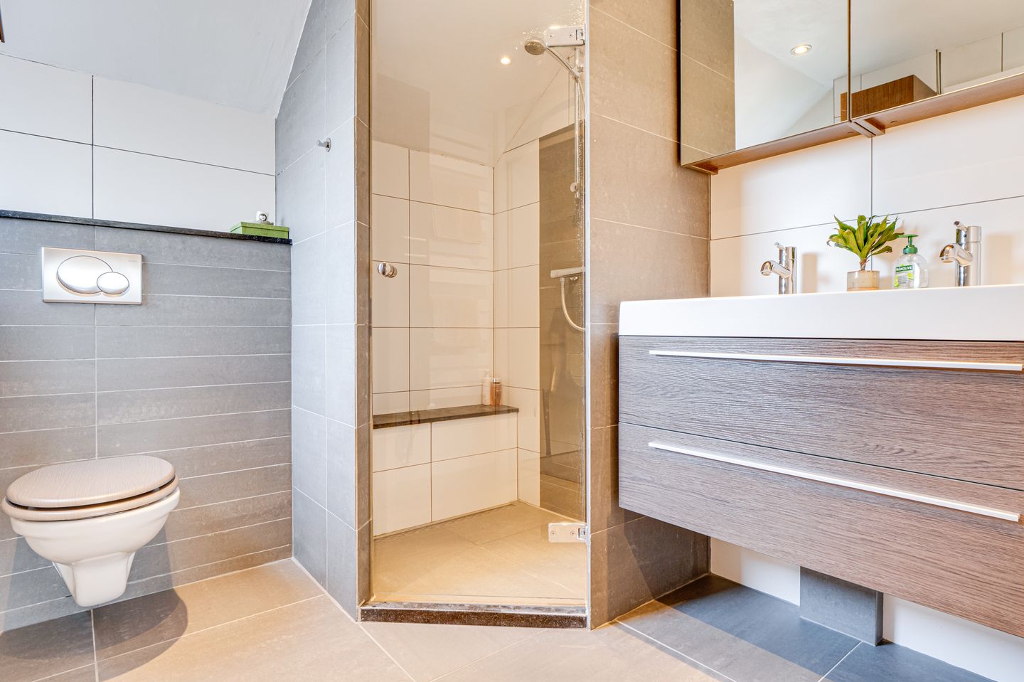 Spacious and Well-Maintained Family Home with 4 Bedrooms and Sunny South-Facing Garden in Zuid-Scharwoude — 20