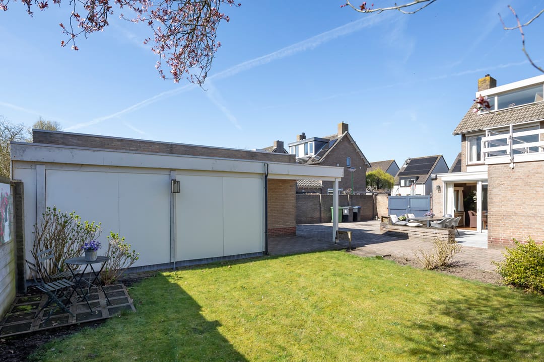 Spacious detached family residence with extensive parking and roof terrace in Oisterwijk Center — 22