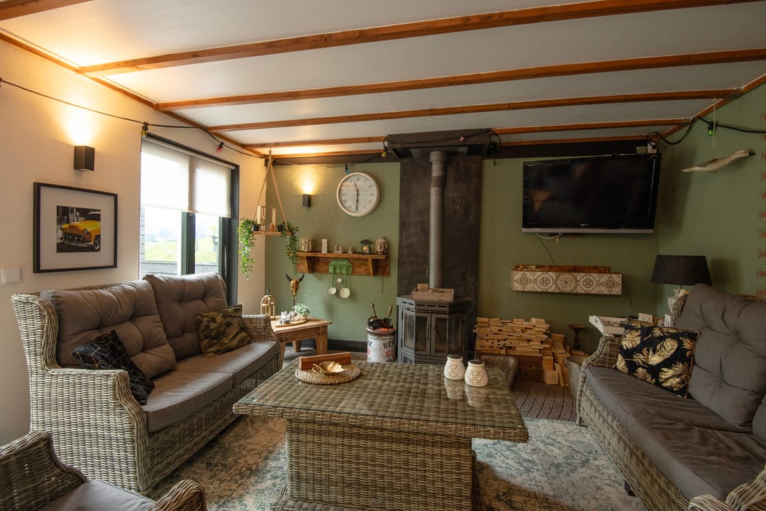 Charming Detached House with Large Outbuilding — 28