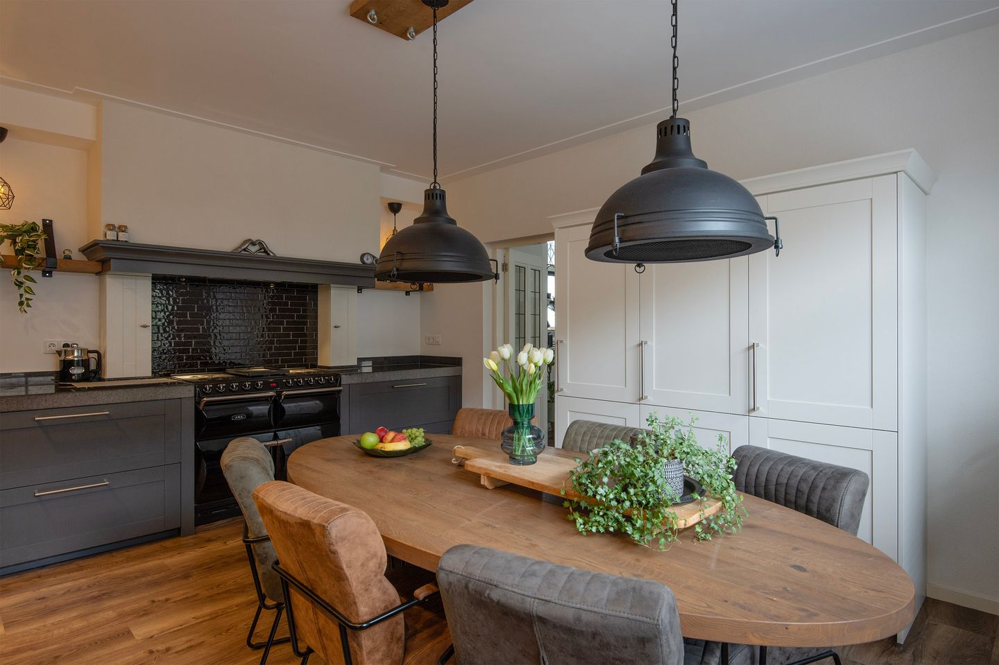 Charming Detached House with Large Outbuilding — 10