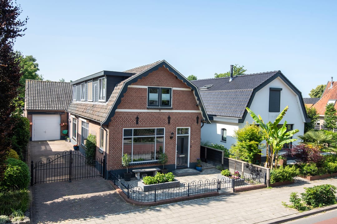 Charming Detached House with Large Outbuilding — 37