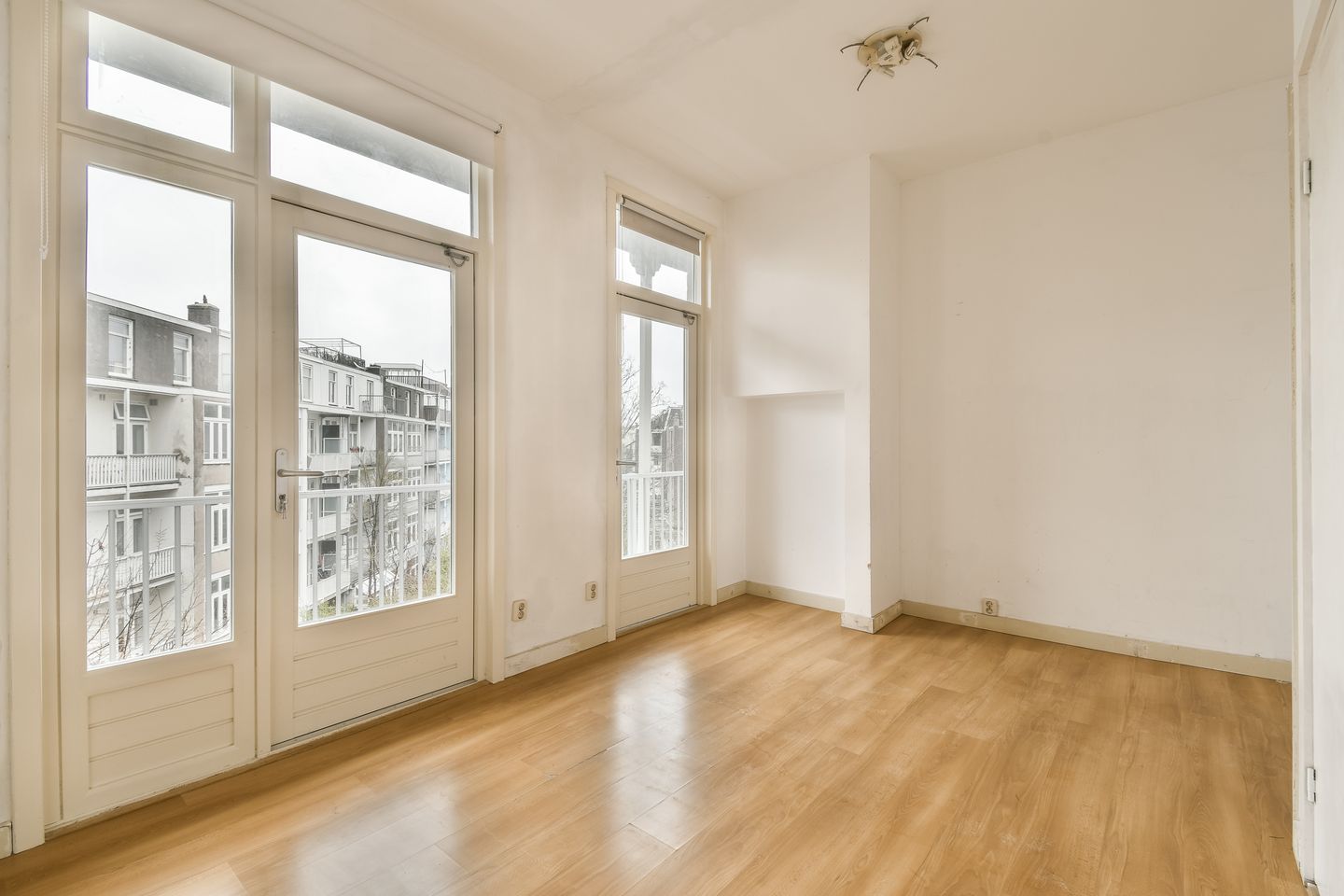 Spacious and Light Three-Room Apartment with Two Balconies in Amsterdam Transvaalbuurt-Oost — 13