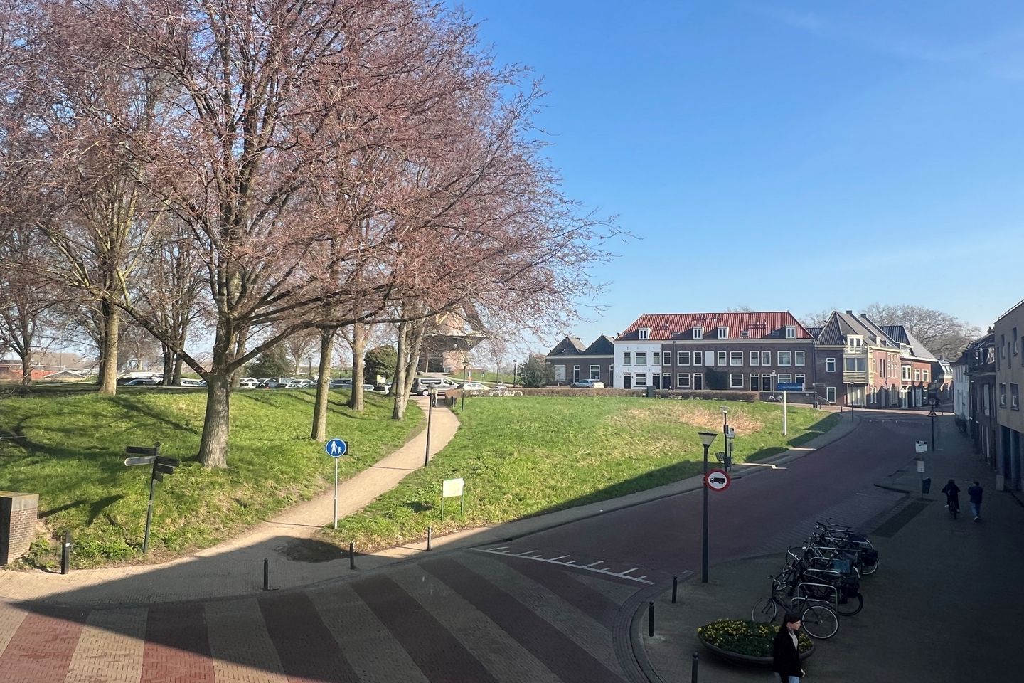 Spacious corner apartment with 3 bedrooms, 3 bathrooms, and 2 balconons in Gorinchem Center — 24
