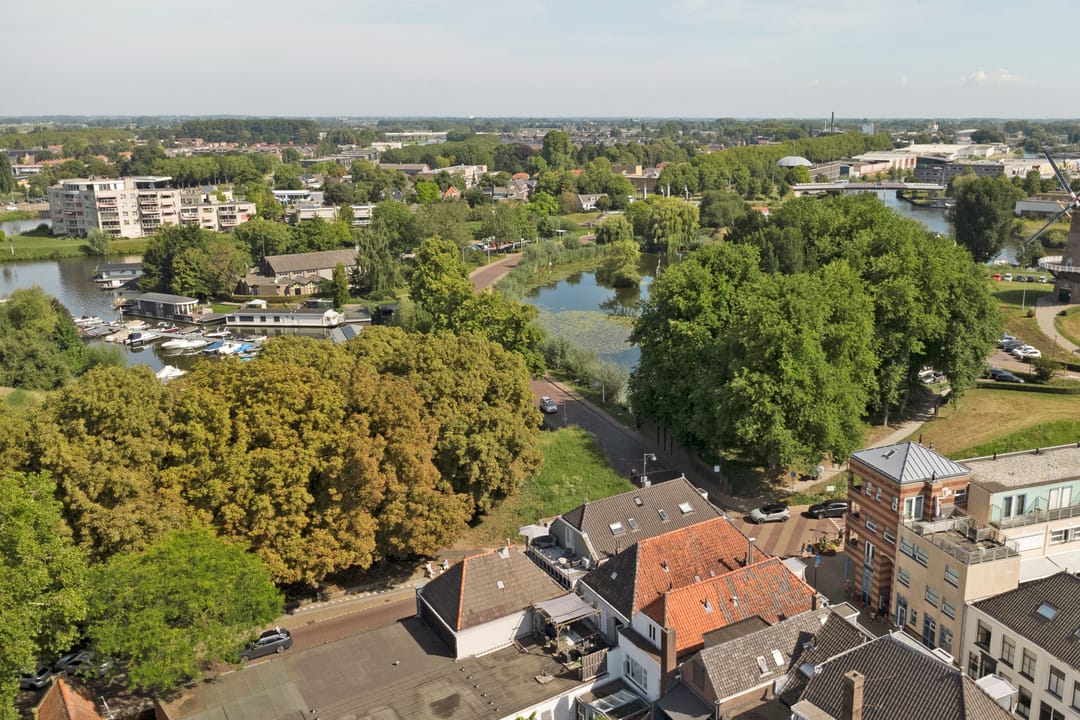 Spacious corner apartment with 3 bedrooms, 3 bathrooms, and 2 balconons in Gorinchem Center — 51