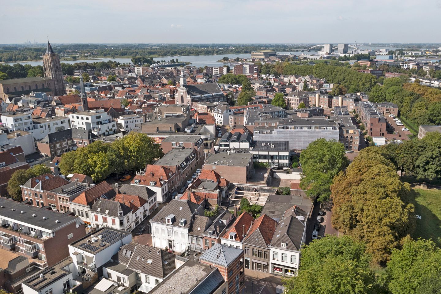 Spacious corner apartment with 3 bedrooms, 3 bathrooms, and 2 balconons in Gorinchem Center — 54