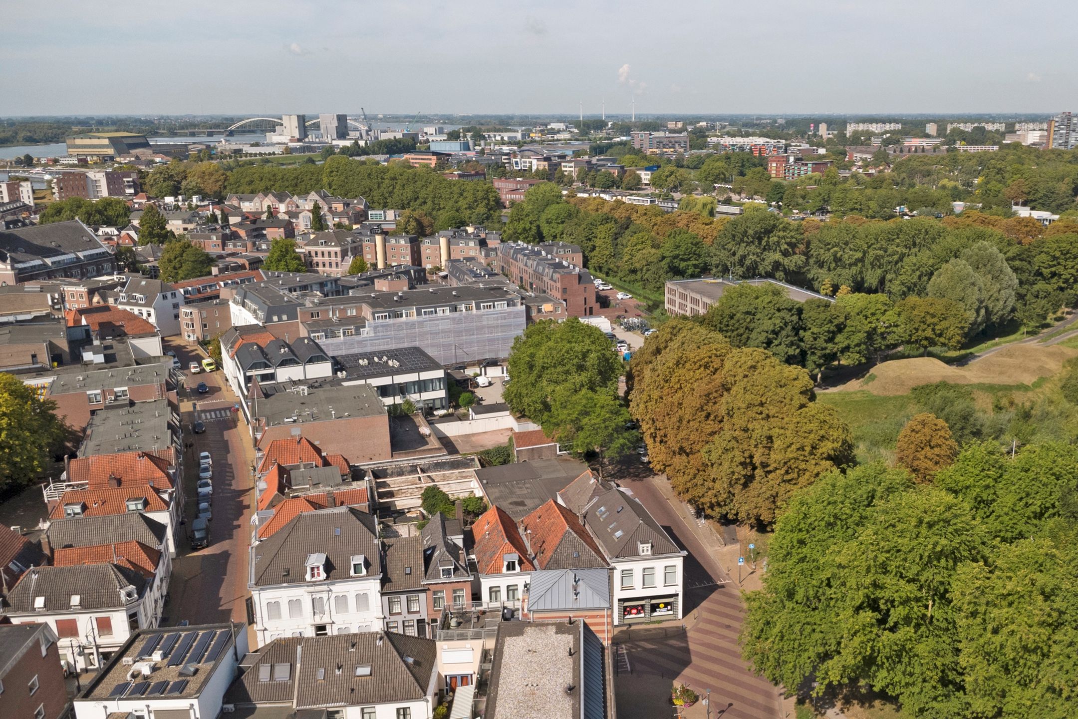 Spacious corner apartment with 3 bedrooms, 3 bathrooms, and 2 balconons in Gorinchem Center — 53