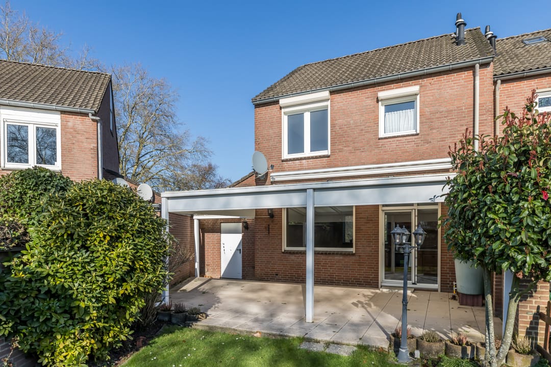 Renovation opportunity: Corner house with garage in quiet Kerkrade neighborhood — 23