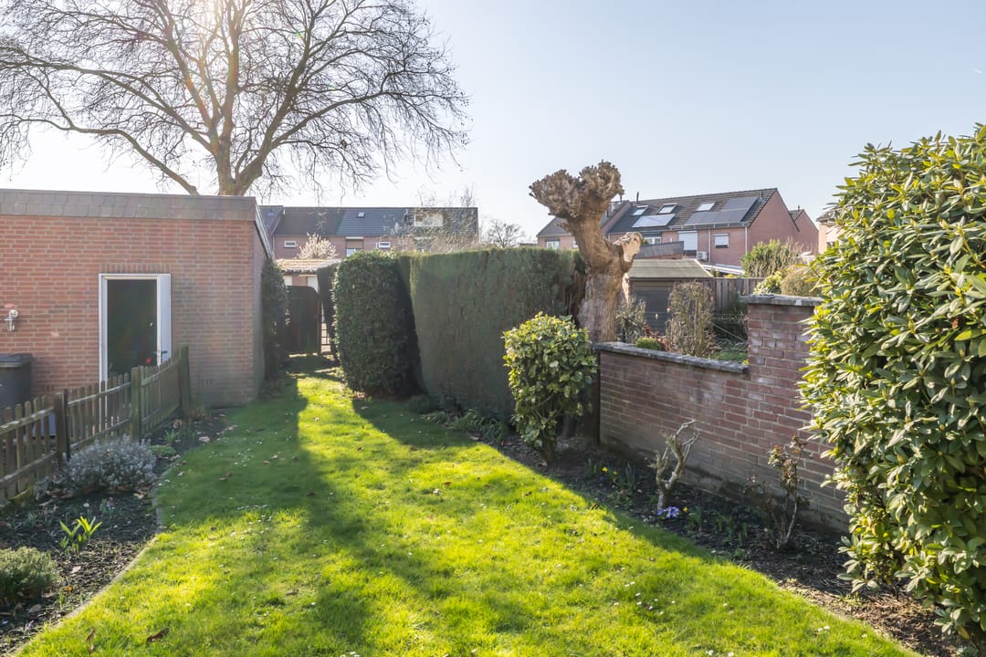 Renovation opportunity: Corner house with garage in quiet Kerkrade neighborhood — 28