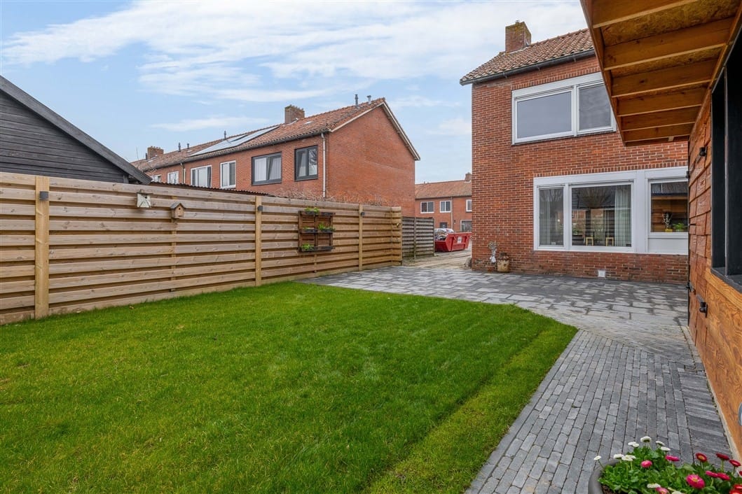 Modern Family Home with Spacious Garden and Driveway in Bad Nieuweschans — 39