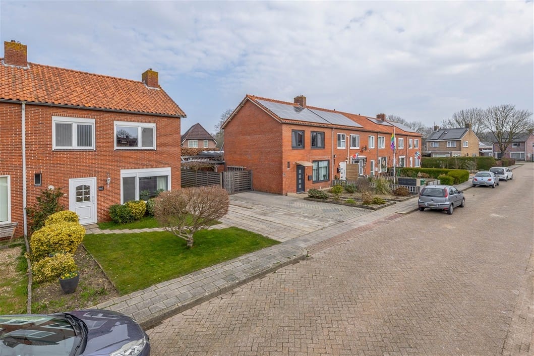 Modern Family Home with Spacious Garden and Driveway in Bad Nieuweschans — 41