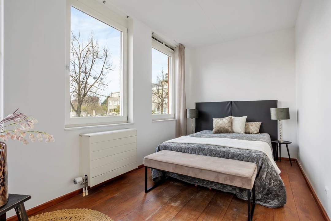 Move-in ready family home with garden and private parking in a top location — 21