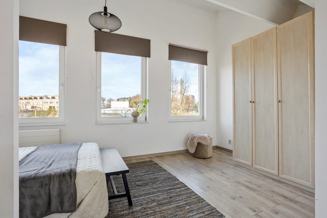 Move-in ready family home with garden and private parking in a top location — 28