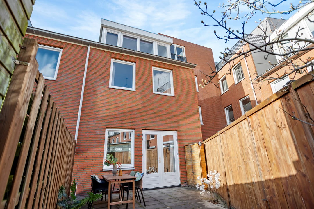 Move-in ready family home with garden and private parking in a top location — 37