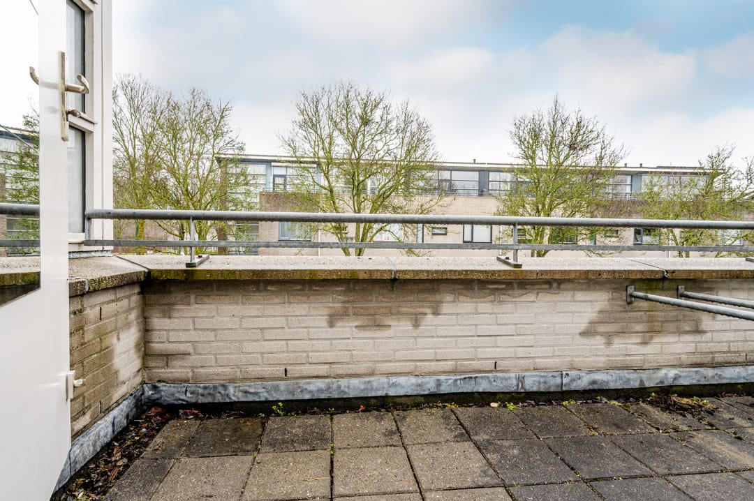 Light Apartment with Two Roof Terraces in Almere Filmwijk — 16