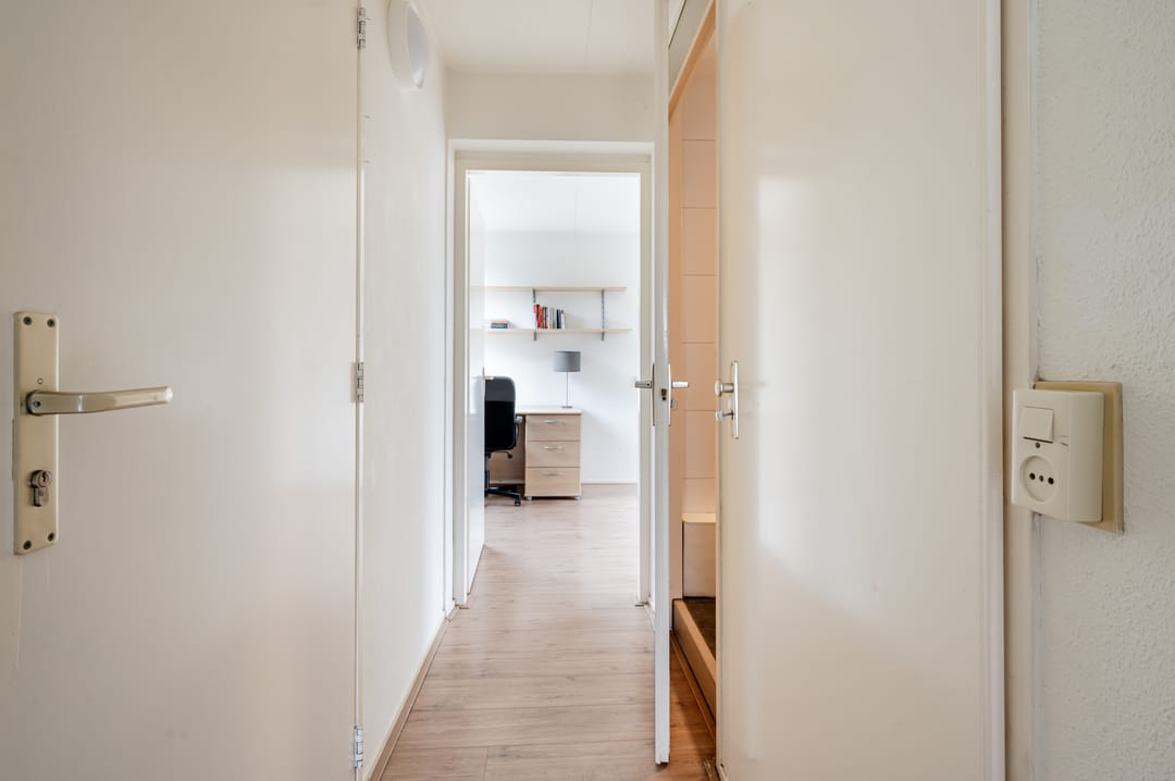 Light Apartment with Two Roof Terraces in Almere Filmwijk — 17