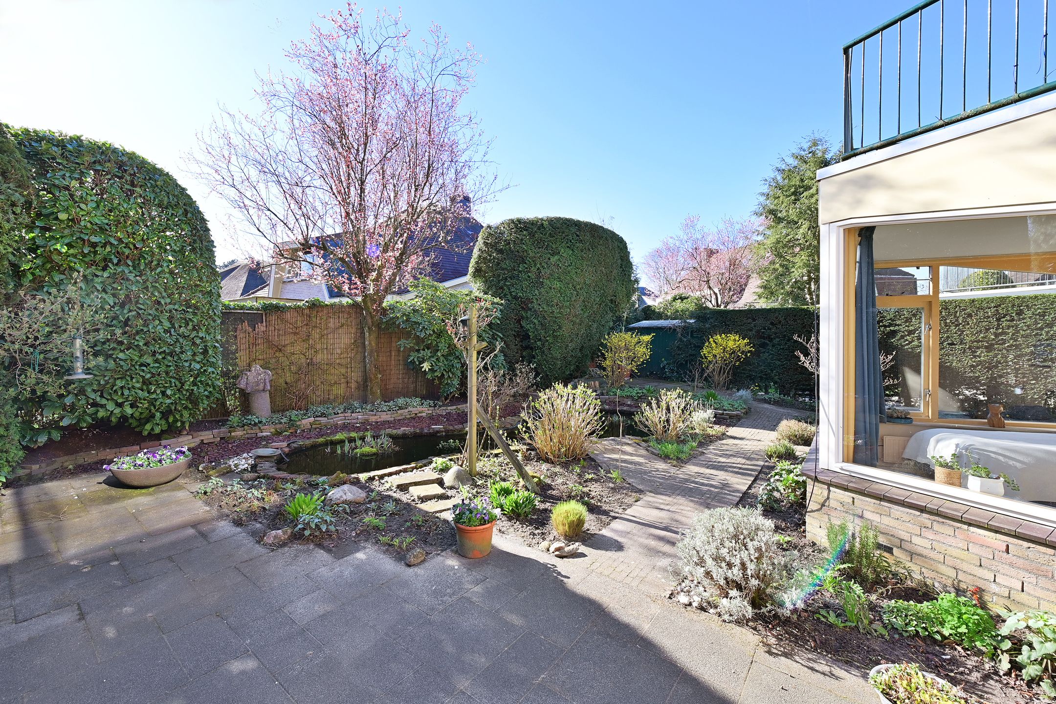 Spacious semi-detached villa in Laren center with garden and parking — 12