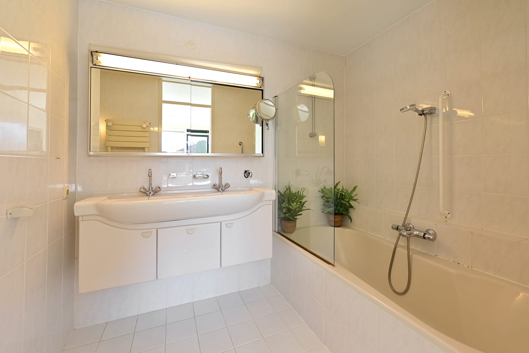Spacious semi-detached villa in Laren center with garden and parking — 17
