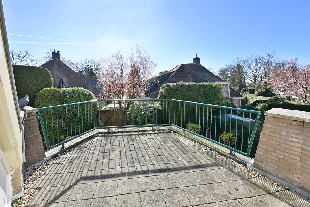 Spacious semi-detached villa in Laren center with garden and parking — 23