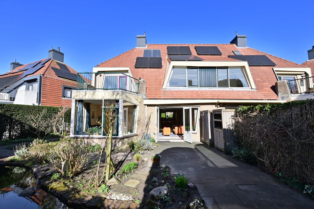Spacious semi-detached villa in Laren center with garden and parking — 26