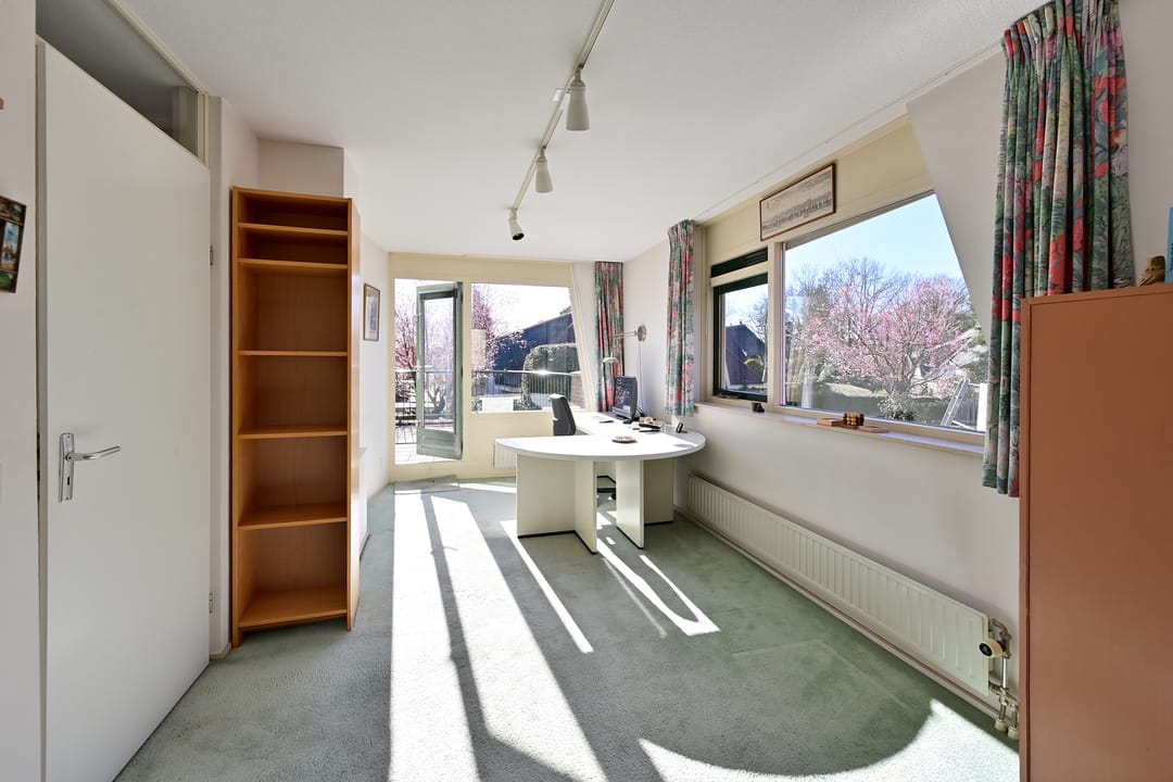 Spacious semi-detached villa in Laren center with garden and parking — 22