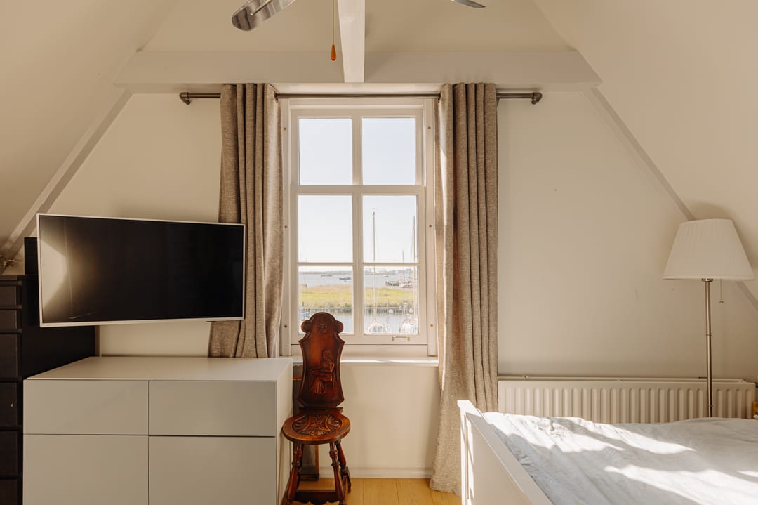 Characteristic Dike House with Panoramic Water Views in Historic Durgerdam — 25