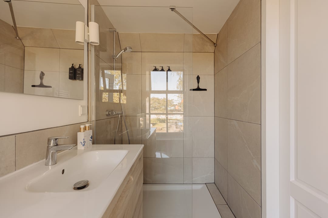 Characteristic Dike House with Panoramic Water Views in Historic Durgerdam — 40