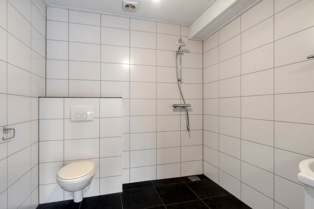 Detached home with potential and spacious garden in De Wilp — 34