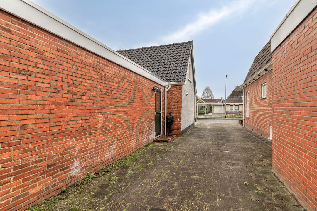 Detached home with potential and spacious garden in De Wilp — 37