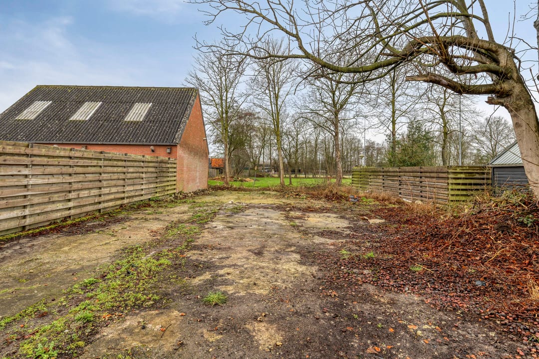 Detached home with potential and spacious garden in De Wilp — 42