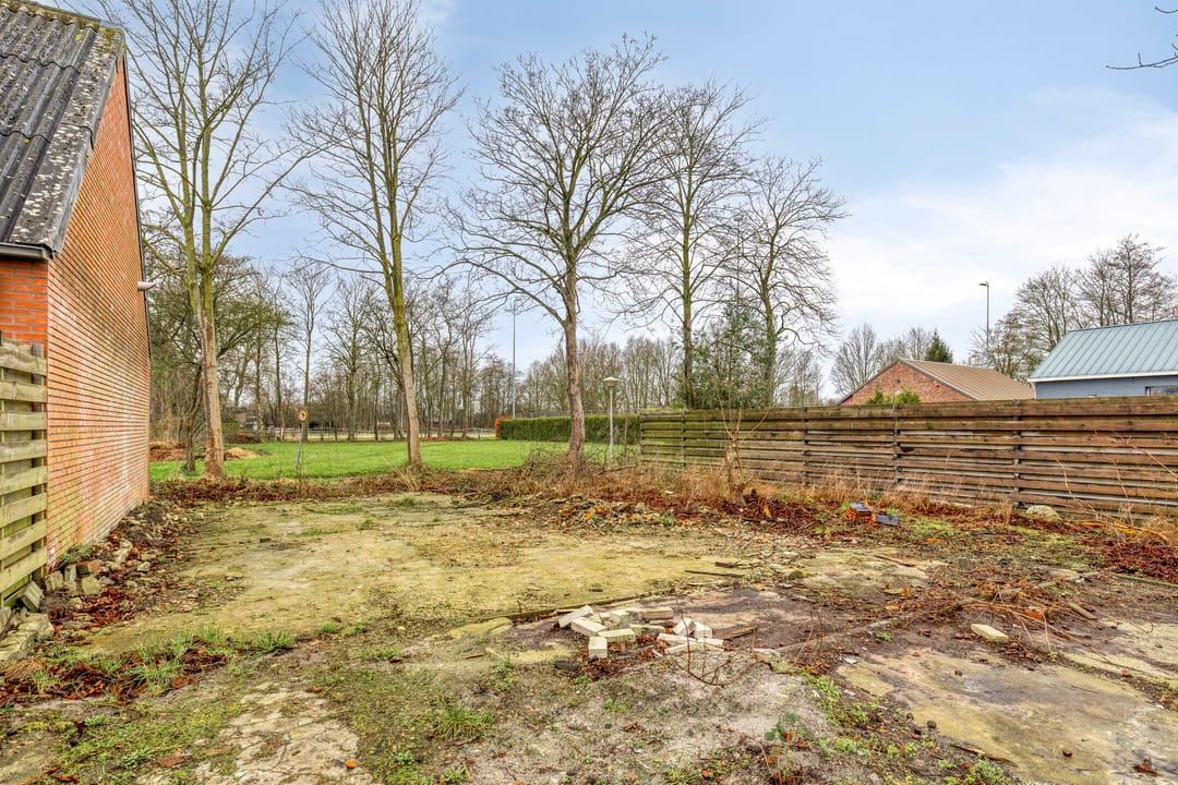 Detached home with potential and spacious garden in De Wilp — 43
