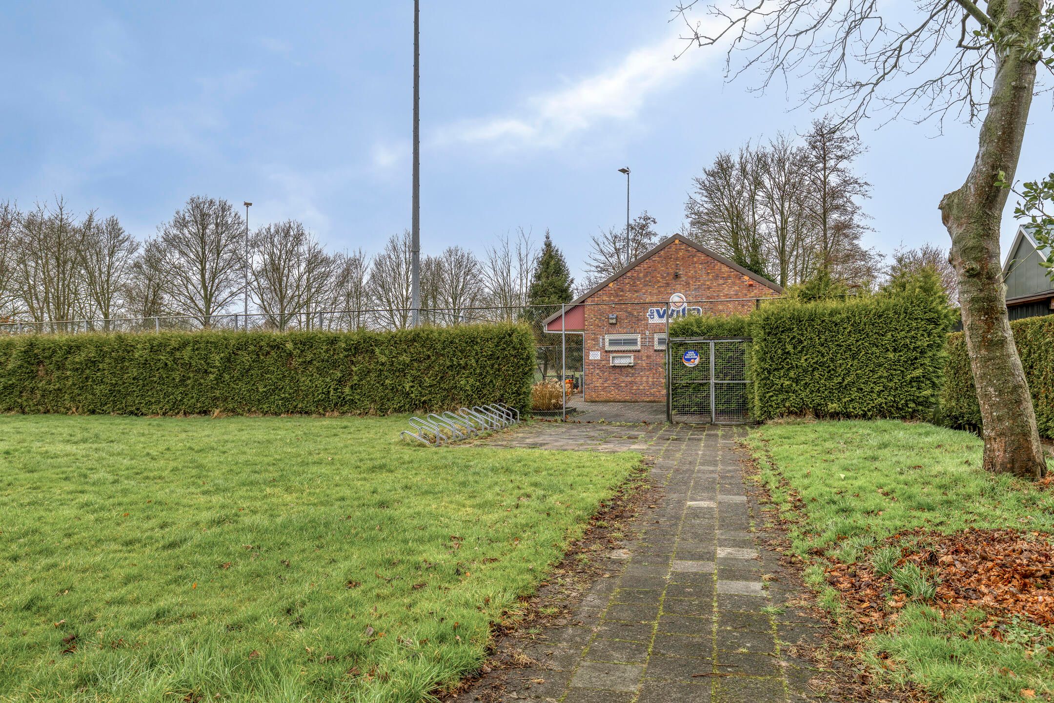 Detached home with potential and spacious garden in De Wilp — 44