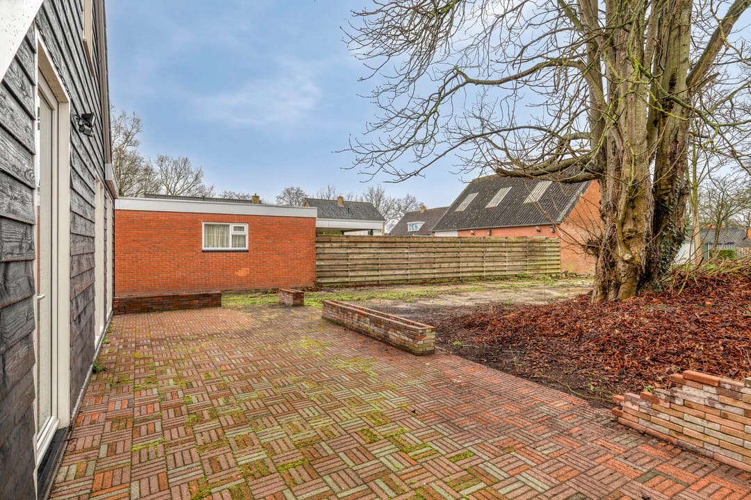 Detached home with potential and spacious garden in De Wilp — 39