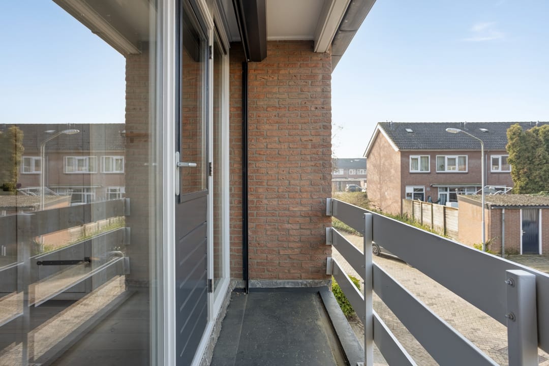 Move-in Ready Semi-Detached House with 4 Bedrooms and Large Garage in Terheijden — 32